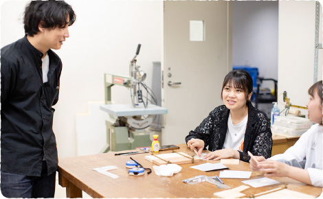 菊池光義先生（左）にも積極的に質問をします。【写真】