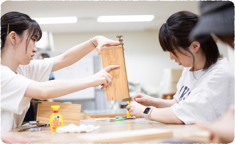 2人1組で協力しながら制作します。【写真】