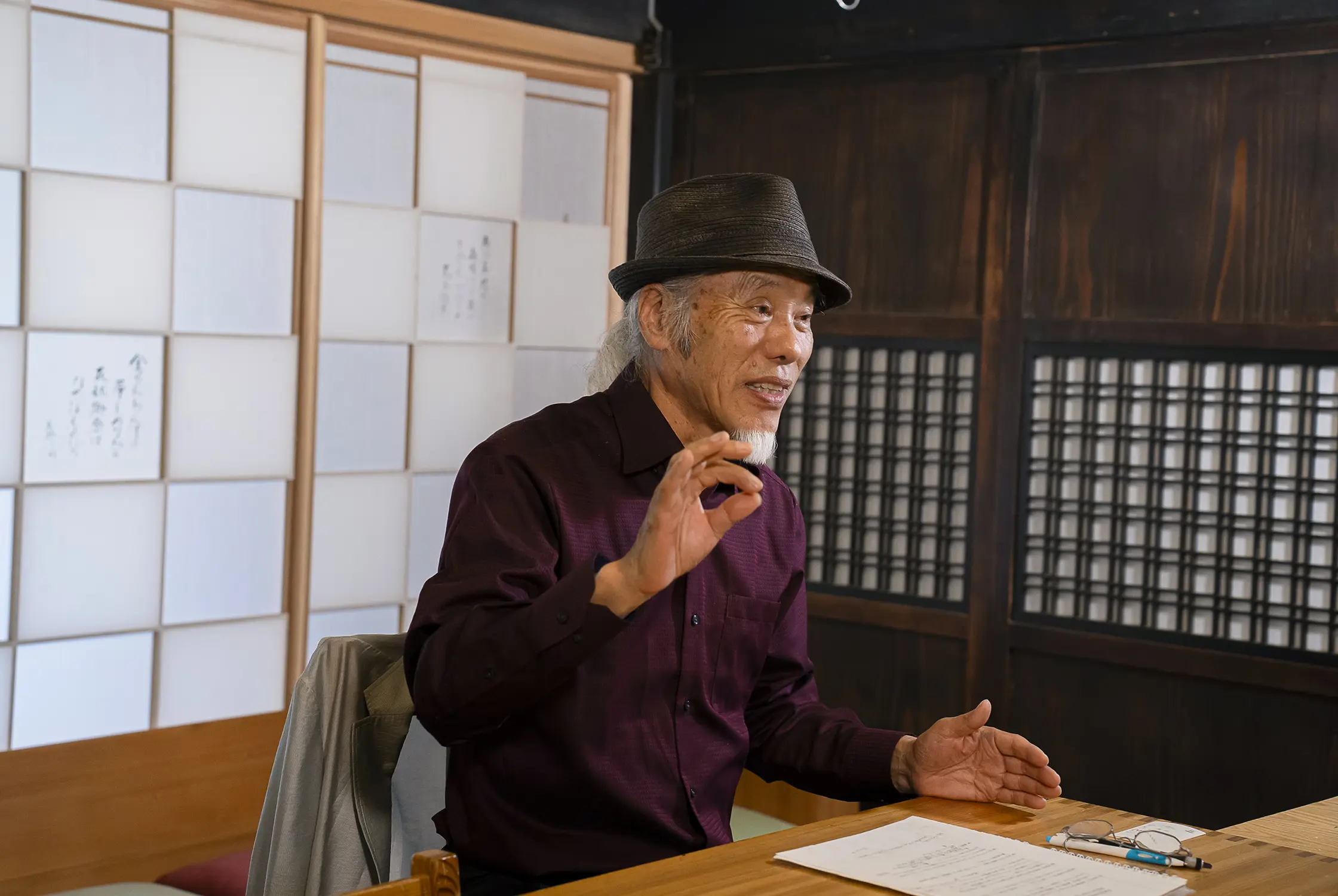 優しい口調で話す佐藤眞富さんインタビュー画像